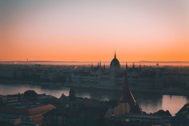 Geceleyin tören, Macaristan