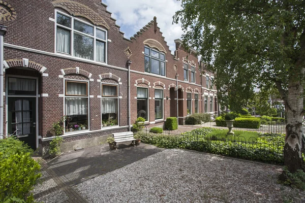 Casas históricas com jardins frontais nos Países Baixos — Fotografia de Stock