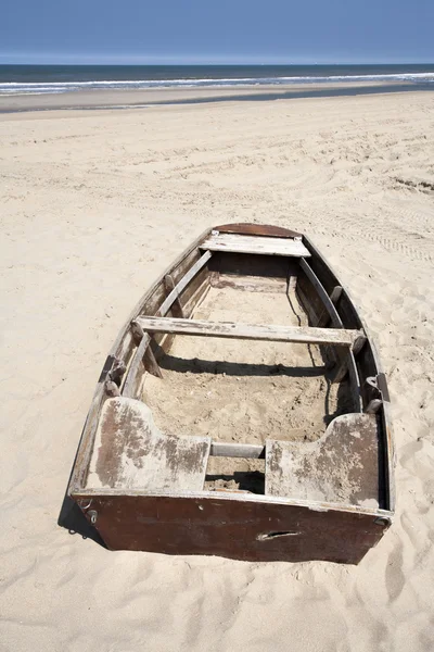 Bateau à rames abandonné sur la plage — Photo
