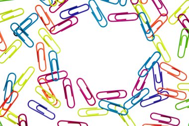 Beyaz bir arka plan üzerinde izole renkli ataç