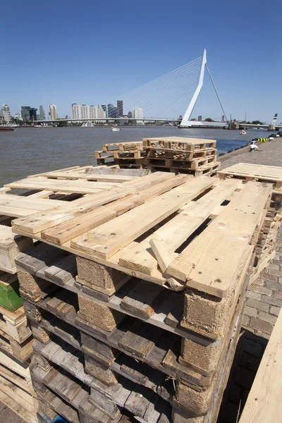 Palety na straně přístaviště v Rotterdamu — Stock fotografie
