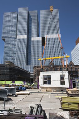 Bir duvar bir inşaatta kaldırma vinç