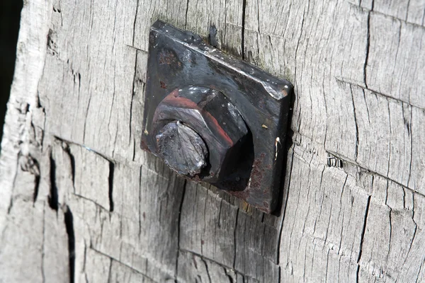 Somun ve cıvata yıpranmış ahşap üzerine