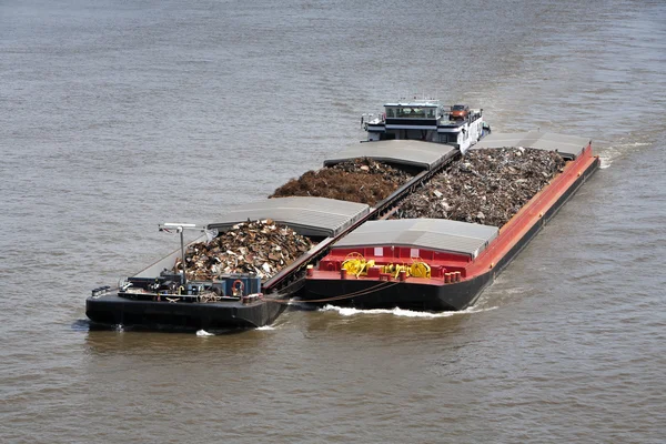 Duas barcaças carregadas com sucata de metal — Fotografia de Stock