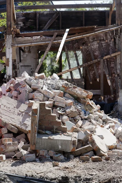 Décombres de démolition devant une maison démolie — Photo