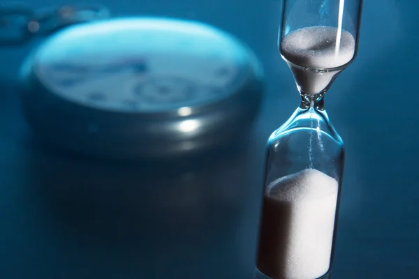 Hourglass and pocket watch — Stock Photo, Image