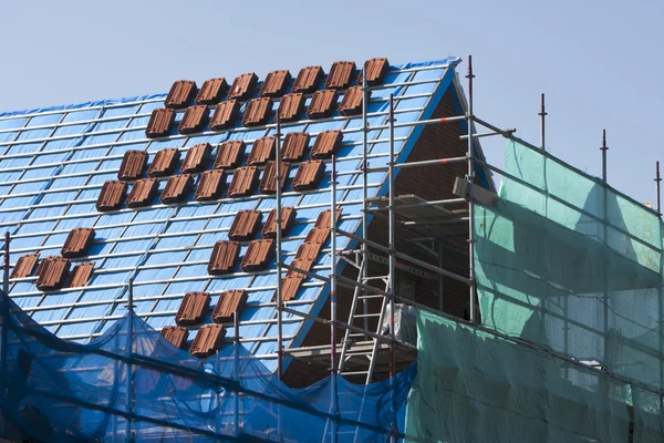 Stack di tegole su un tetto in costruzione — Foto Stock
