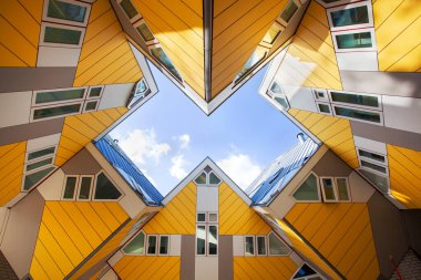 Rotterdam, Hollanda - 4 Kasım 2020: Sarı kübik evler veya mimar Piet Blom tarafından Rotterdam 'daki Blaak üzerine kubuswoningen
