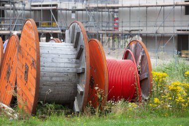 İnşaat endüstrisine yeni evler bağlamak için kablolu dev makaralar.