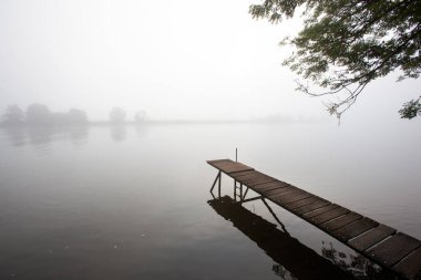 Limburg 'un kuzeyinde, Geijsteren' de, sisli nehir Meuse 'de Jetty.