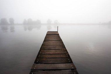Limburg 'un kuzeyinde, Geijsteren' de, sisli nehir Meuse 'de Jetty.