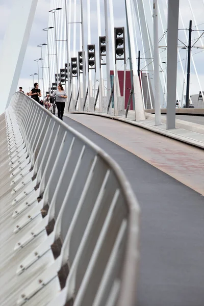 Роттердам Нідерланди Вересня 2021 Року Пішоходи Мості Еразмус Роттердамі — стокове фото