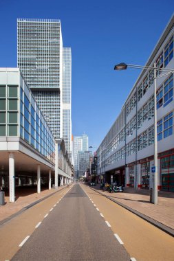 Rotterdam, Hollanda - 22 Eylül 2021: Wilhelminakade Rotterdam 'da, sağda fotoğraf müzesi, solda gemi terminali ve arka planda Rem Koolhaas tarafından inşa edilen De Rotterdam adlı ünlü bir caddedir.
