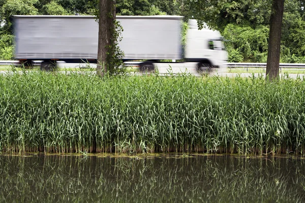 LKW und Umwelt — Stockfoto