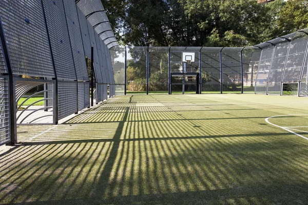 Fußball und Basketballkorb — Stockfoto