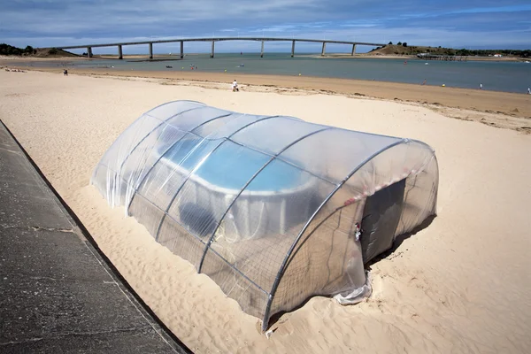 Piscina cubierta muy pequeña en la playa — Foto de Stock
