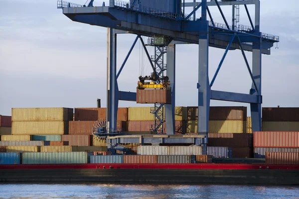 Containerverladung im Binnenschiff — Stockfoto