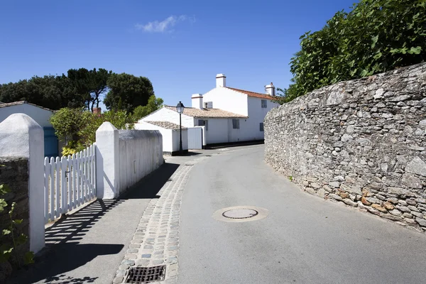 Strada pittoresca con case bianche in Francia — Foto Stock