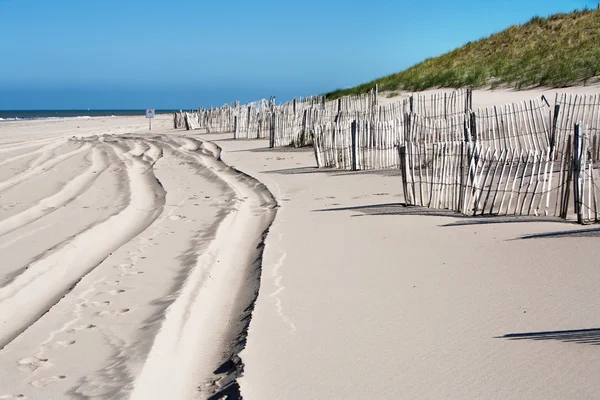 Faixas e cercas de madeira na praia — Fotografia de Stock