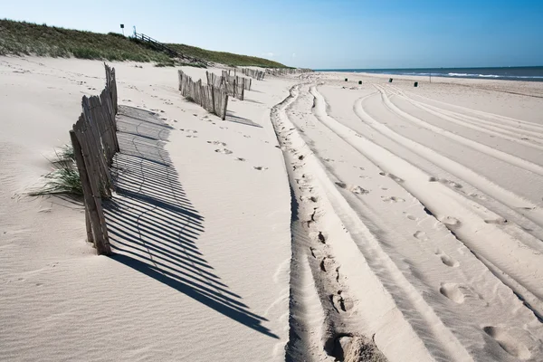 Faixas e cercas de madeira na praia — Fotografia de Stock