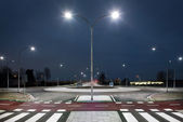 Kreisverkehr in der Dämmerung mit LED-Lampen beleuchtet