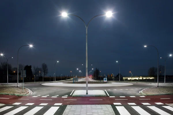 Roundabout iluminado por luzes led no crepúsculo — Fotografia de Stock