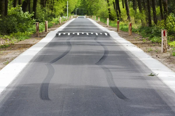 Skid marks in front of speed bump — Stock Photo, Image