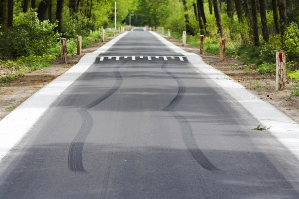 Marcas de deslizamiento delante del bache de velocidad — Foto de Stock