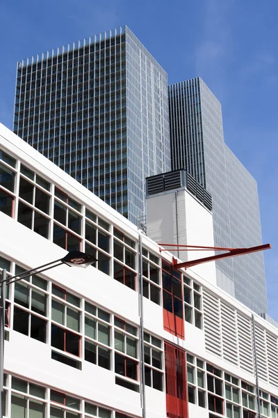 현대 도시 건물 및 가로등 — 스톡 사진