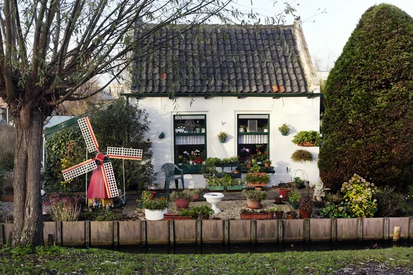 Zeer klein Nederlands huis — Stockfoto
