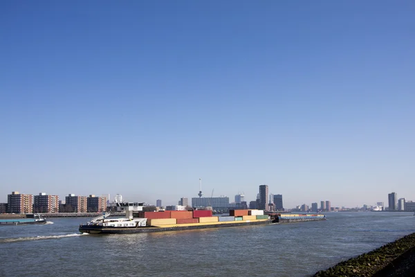 Nave container spingendo una chiatta — Foto Stock