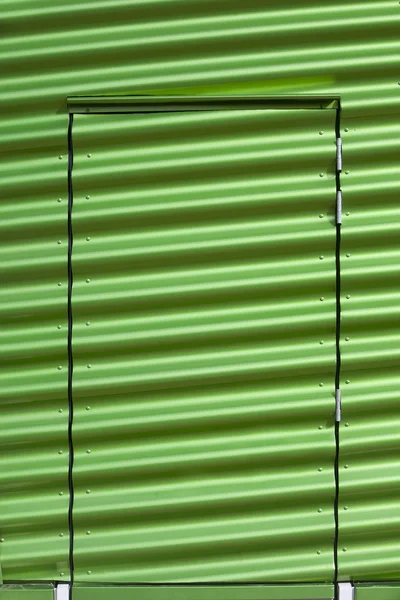 Groene metalen deur in een zeer moderne groen metalen gebouw — Stockfoto