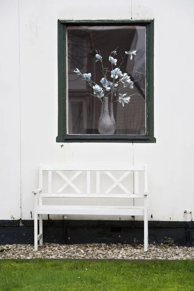 Asiento idílico jardín blanco — Foto de Stock