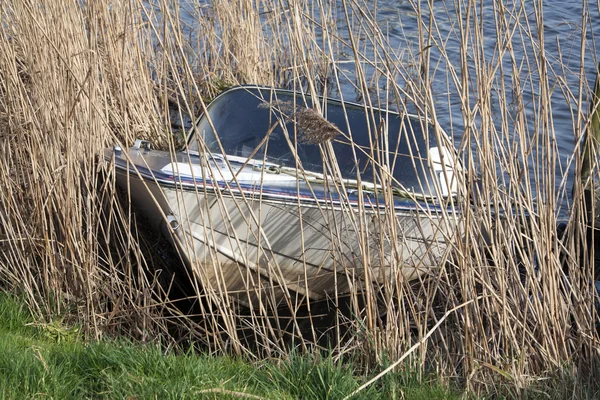 Versenktes Sportboot — Stockfoto