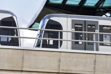 Metro trenine yaklaş.