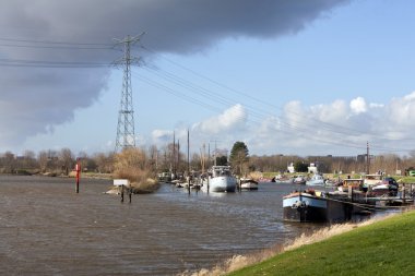 Nehri yakınında küçük bağlantı noktası