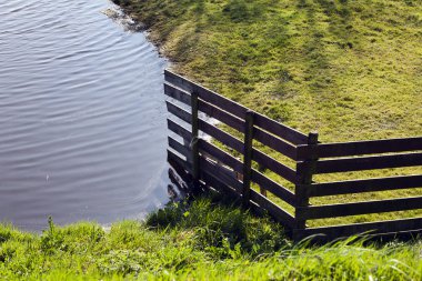Bir çit tarafından bölünmüş özelliği