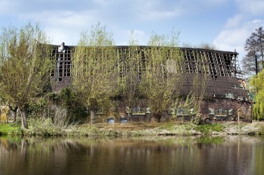 Suya yakın istikrarlı harabe