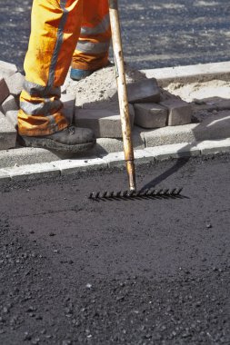 Asfalt üzerinde işçi