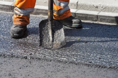 asfalt yol işçisi