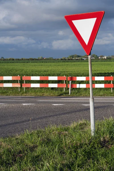 Road sign at a priority junction — Stock Photo, Image