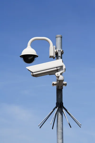 Bezpečnostní kamery na stožár — Stock fotografie