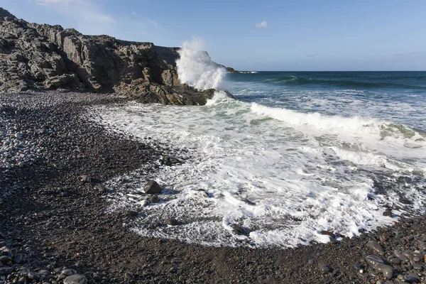 Wave stänk över en sten — Stockfoto