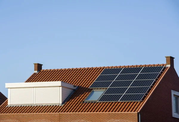 Tető solar panelek és a tetőablak, redőny — Stock Fotó
