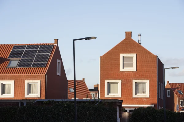 Tető, egy lakónegyedben, napelemek — Stock Fotó