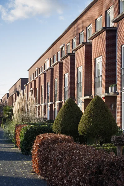 Appartementen in een rij met front tuinen — Stockfoto