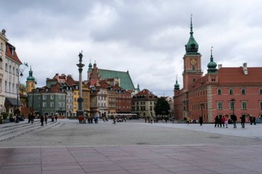 Varşova tarihi merkezi Ekim 2025 Plac Zamkowy Sigismund 'un Sütununda yürüyor