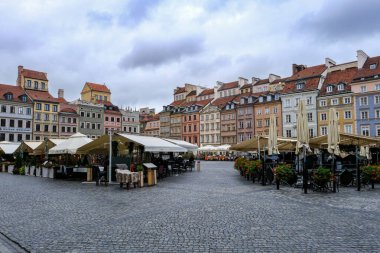 Varşova tarihi merkezi Ekim 2025 'te yürüyor Rynek Starego Miasta