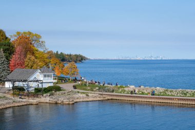 Toronto ufuk çizgisi manzaralı sonbahar göl parkı