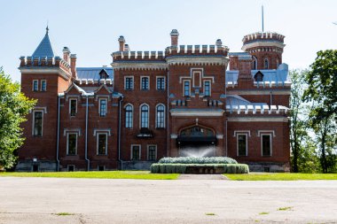 Olağanüstü eski bir sarayın avlusu. Harika, güzel bir kale. Şatonun ön avlusunda bir çiçek tarhı var..